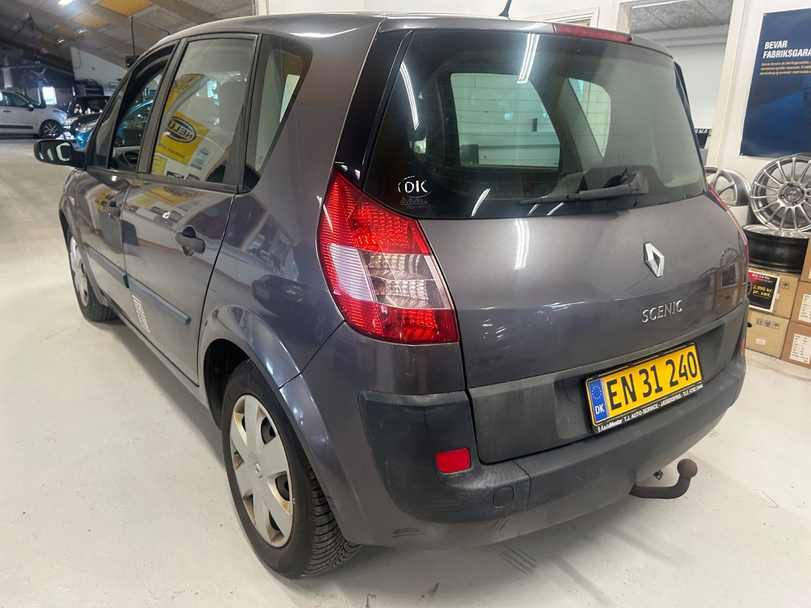 Grå Renault Scenic II fra 2004