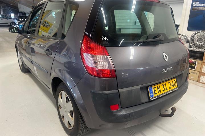 Grå Renault Scenic II fra 2004