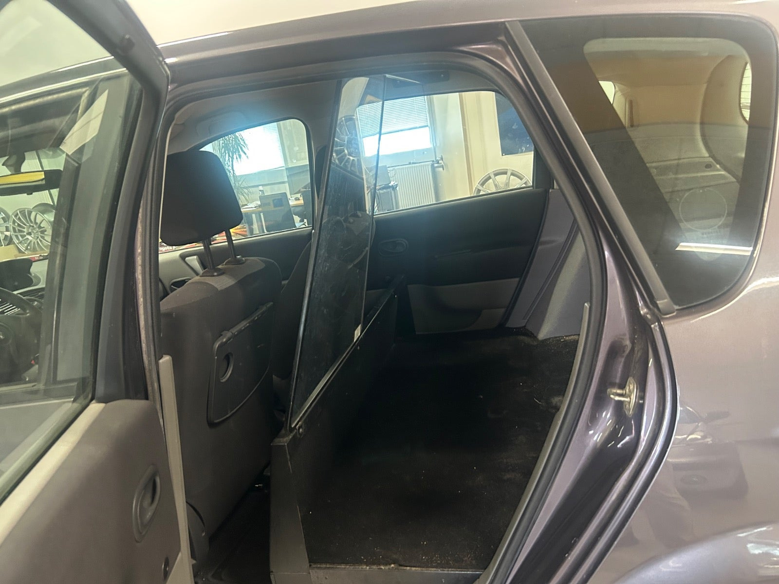 Grå Renault Scenic II fra 2004