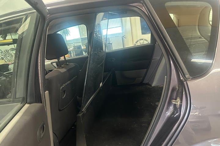 Grå Renault Scenic II fra 2004