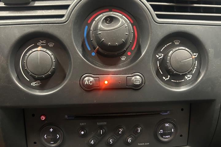 Grå Renault Scenic II fra 2004
