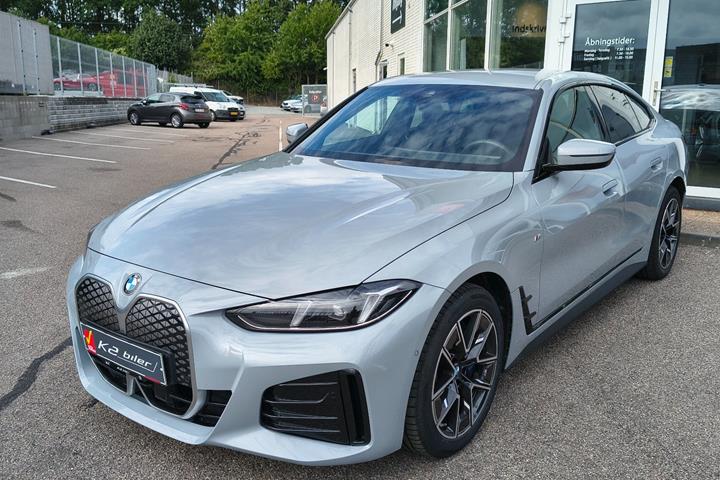 Grå BMW i4 fra 2025 set udefra