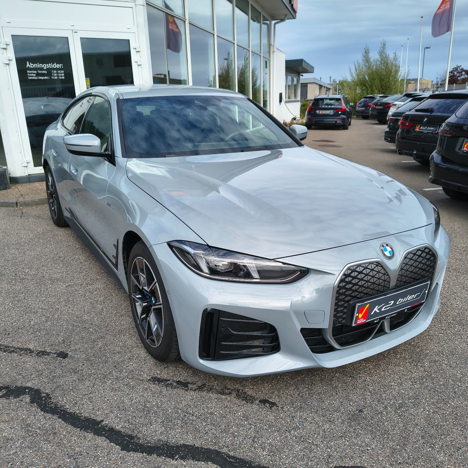 Grå BMW i4 fra 2025