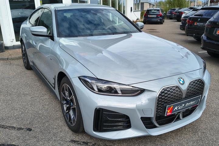 Grå BMW i4 fra 2025