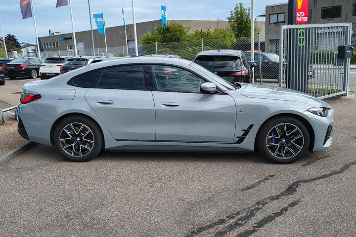 Grå BMW i4 fra 2025