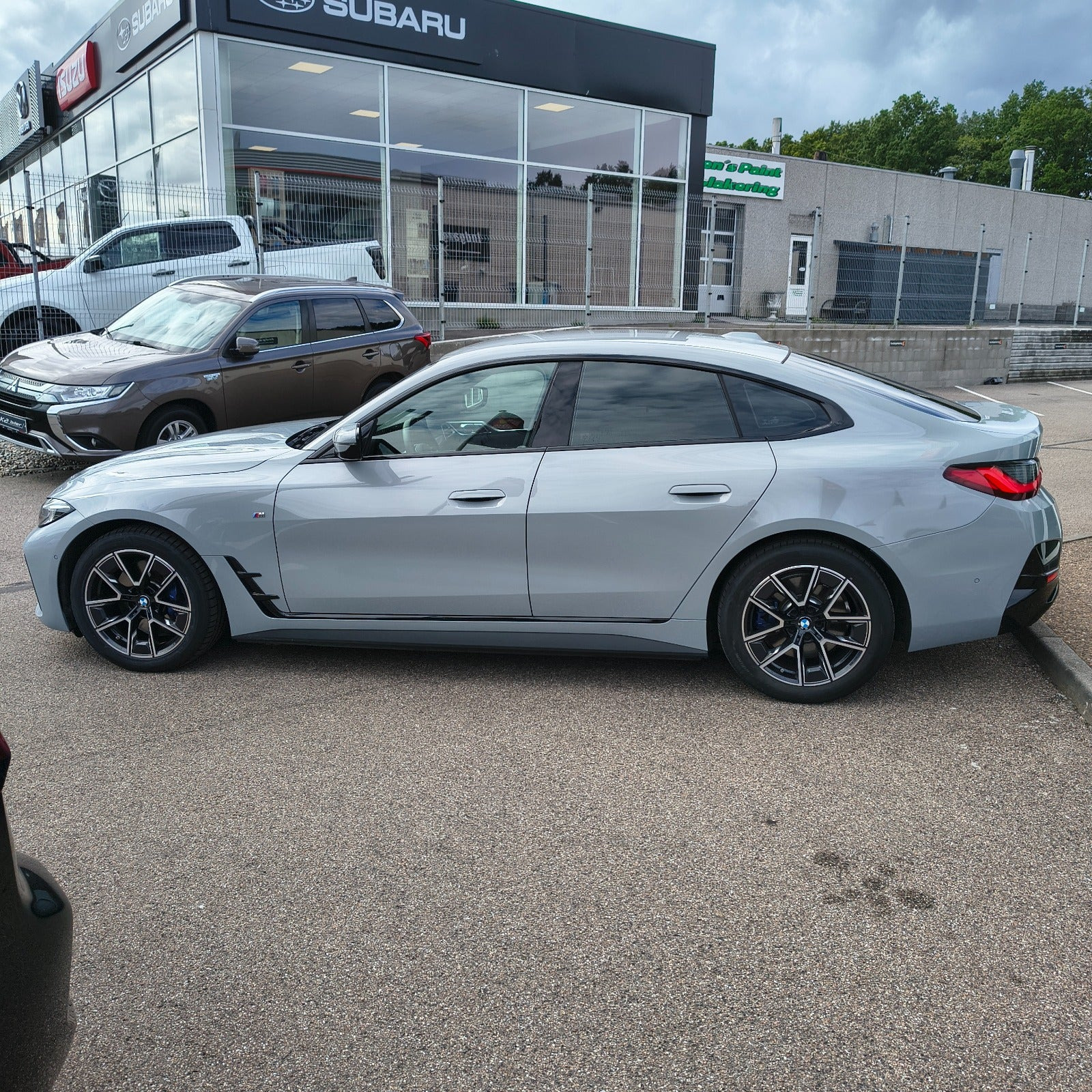 Grå BMW i4 fra 2025