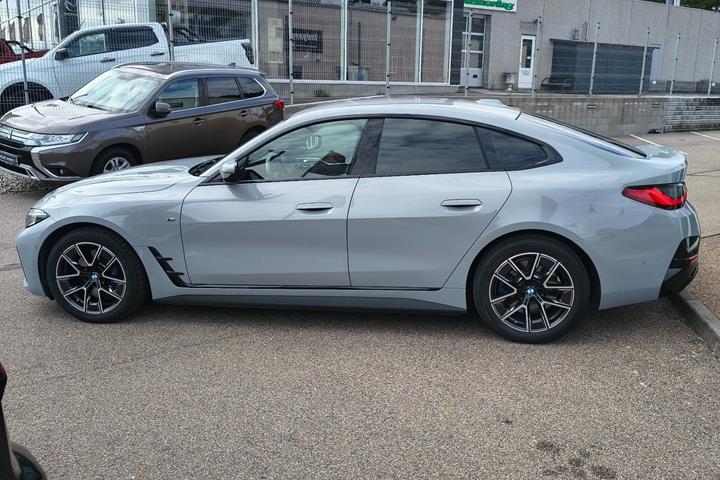 Grå BMW i4 fra 2025