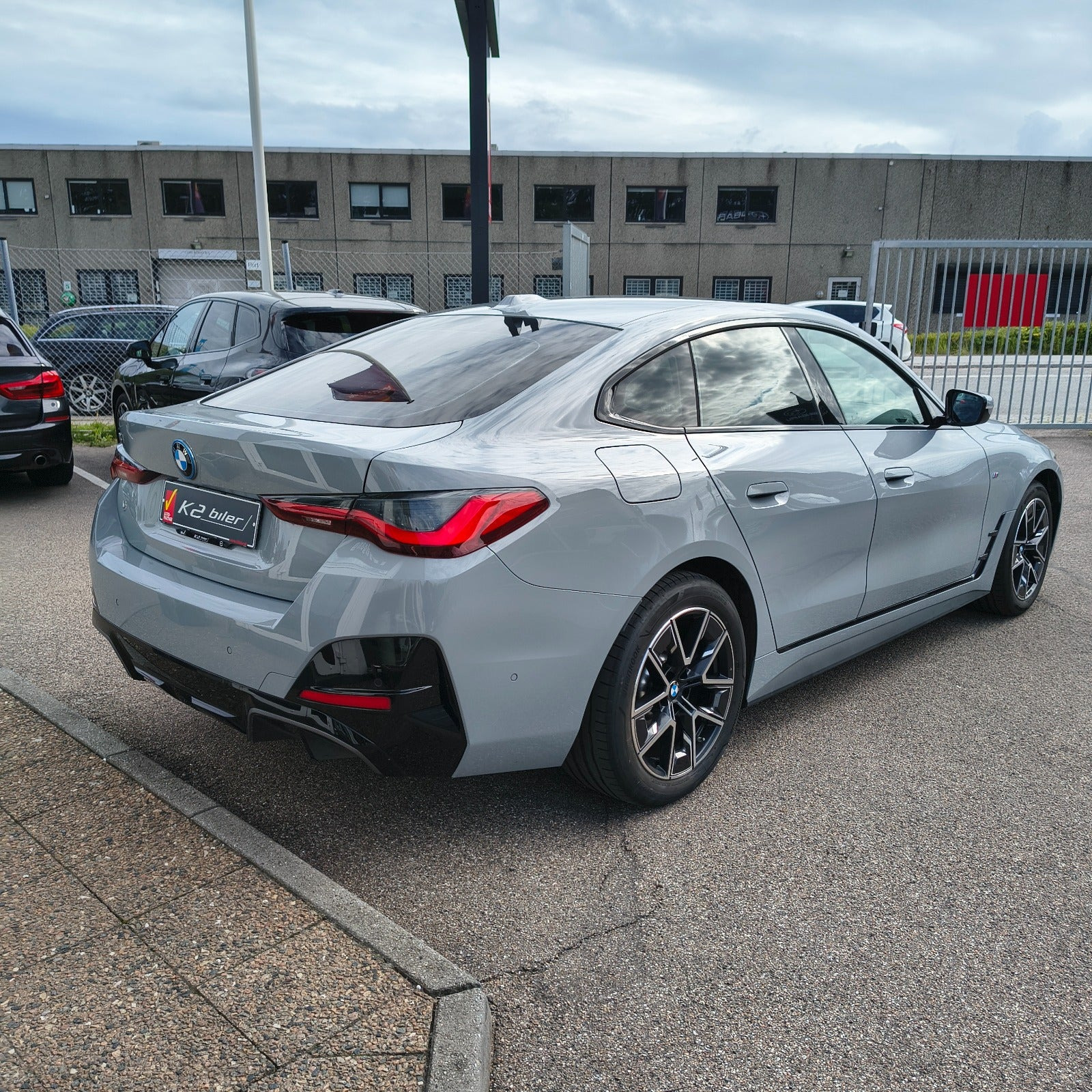 Grå BMW i4 fra 2025
