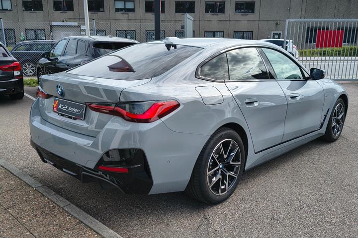 Grå BMW i4 fra 2025