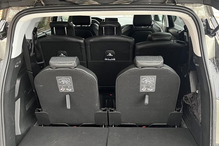 Grå Peugeot 5008 fra 2018