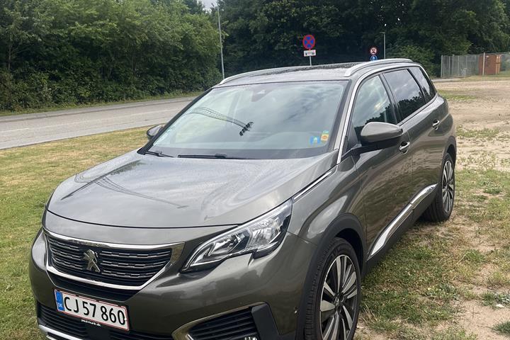 Grå Peugeot 5008 fra 2018