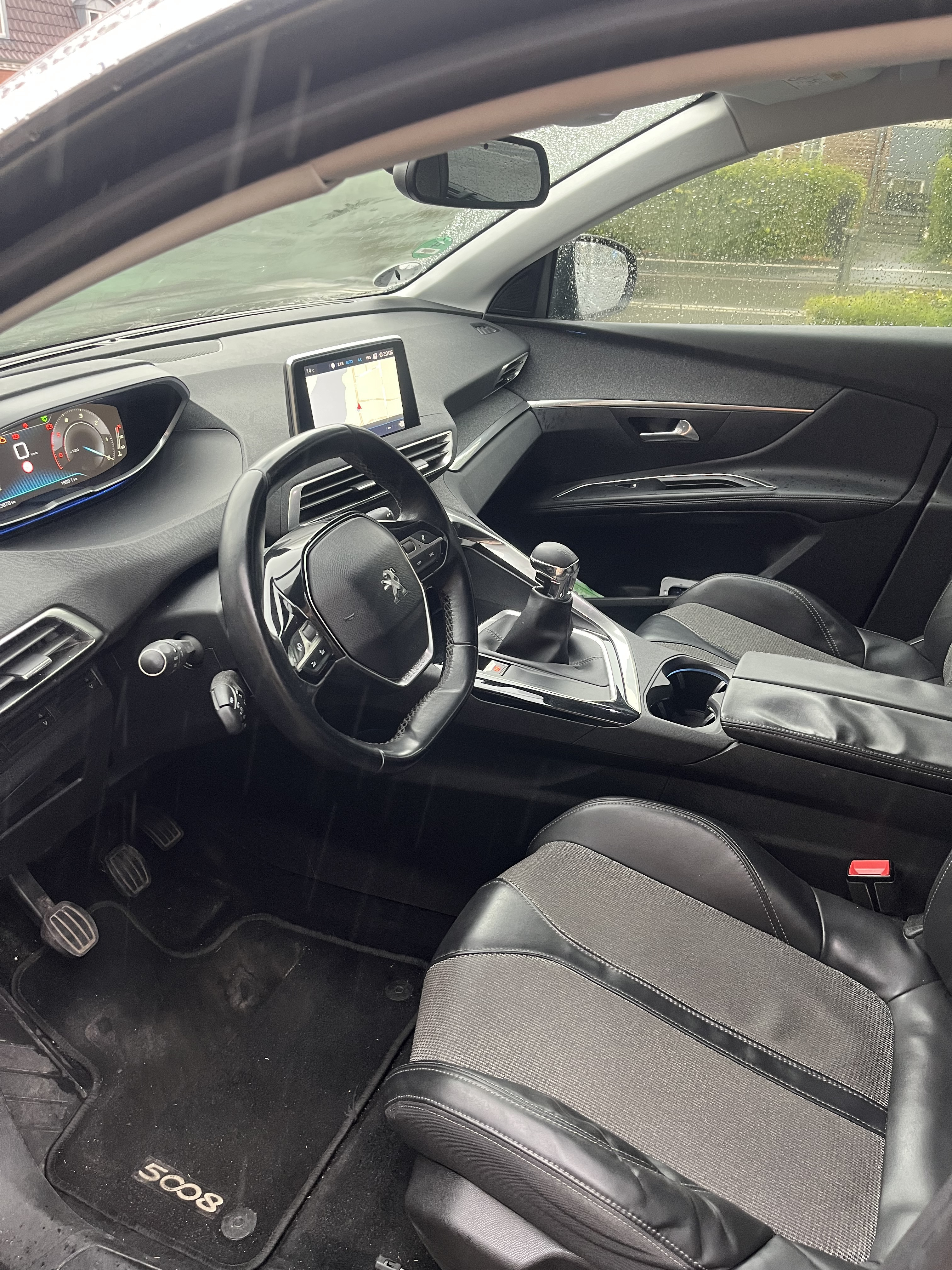 Grå Peugeot 5008 fra 2018