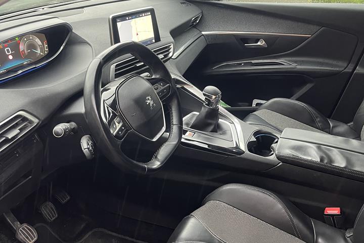 Grå Peugeot 5008 fra 2018