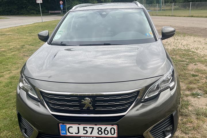 Grå Peugeot 5008 fra 2018