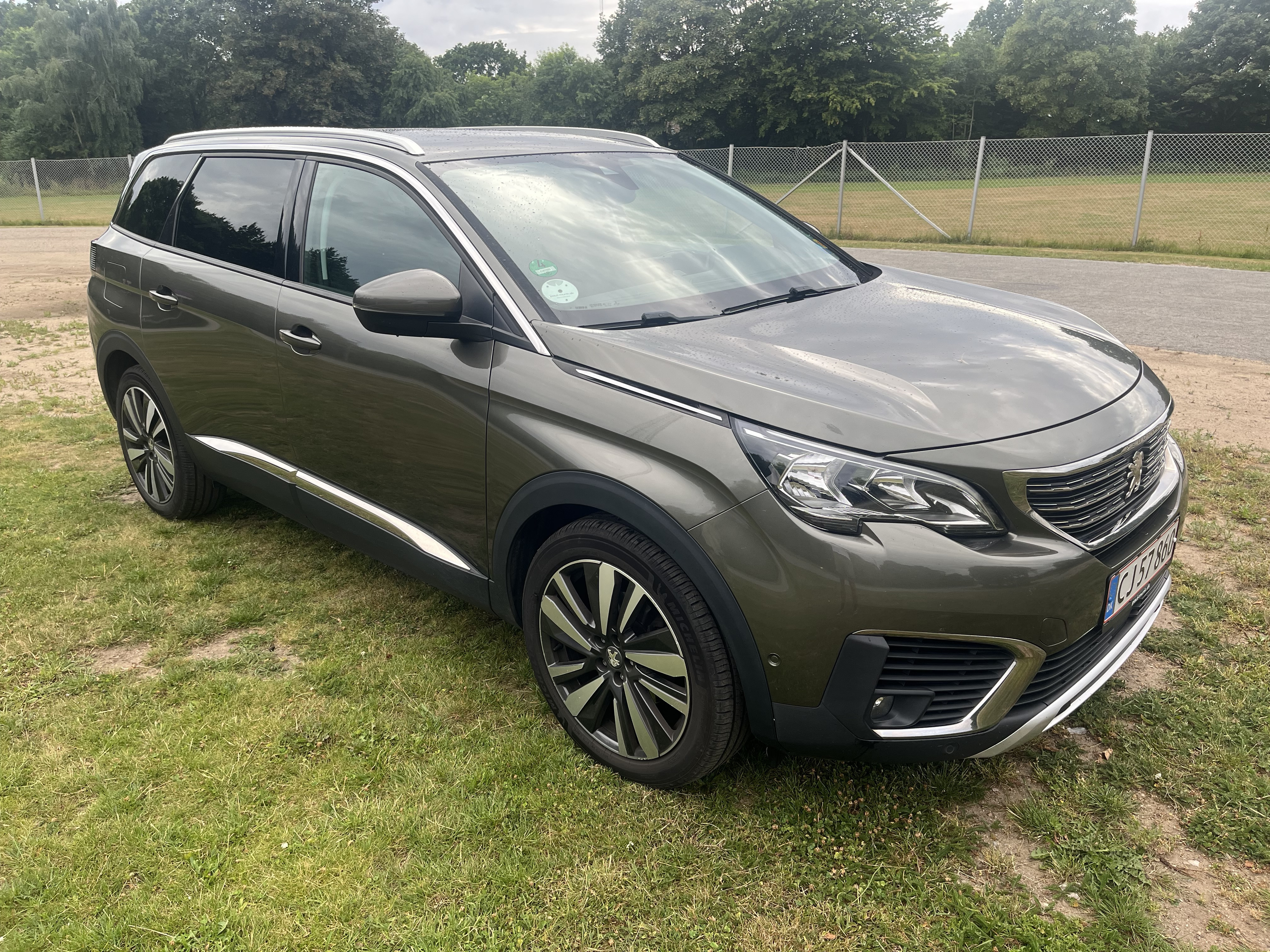 Grå Peugeot 5008 fra 2018