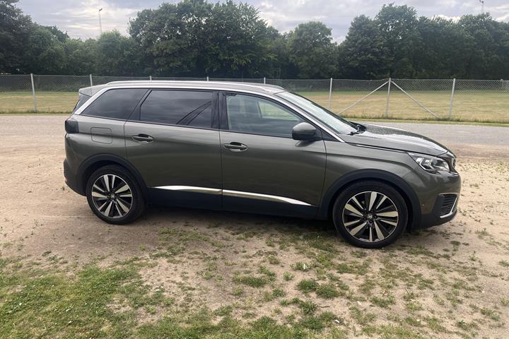 Grå Peugeot 5008 fra 2018