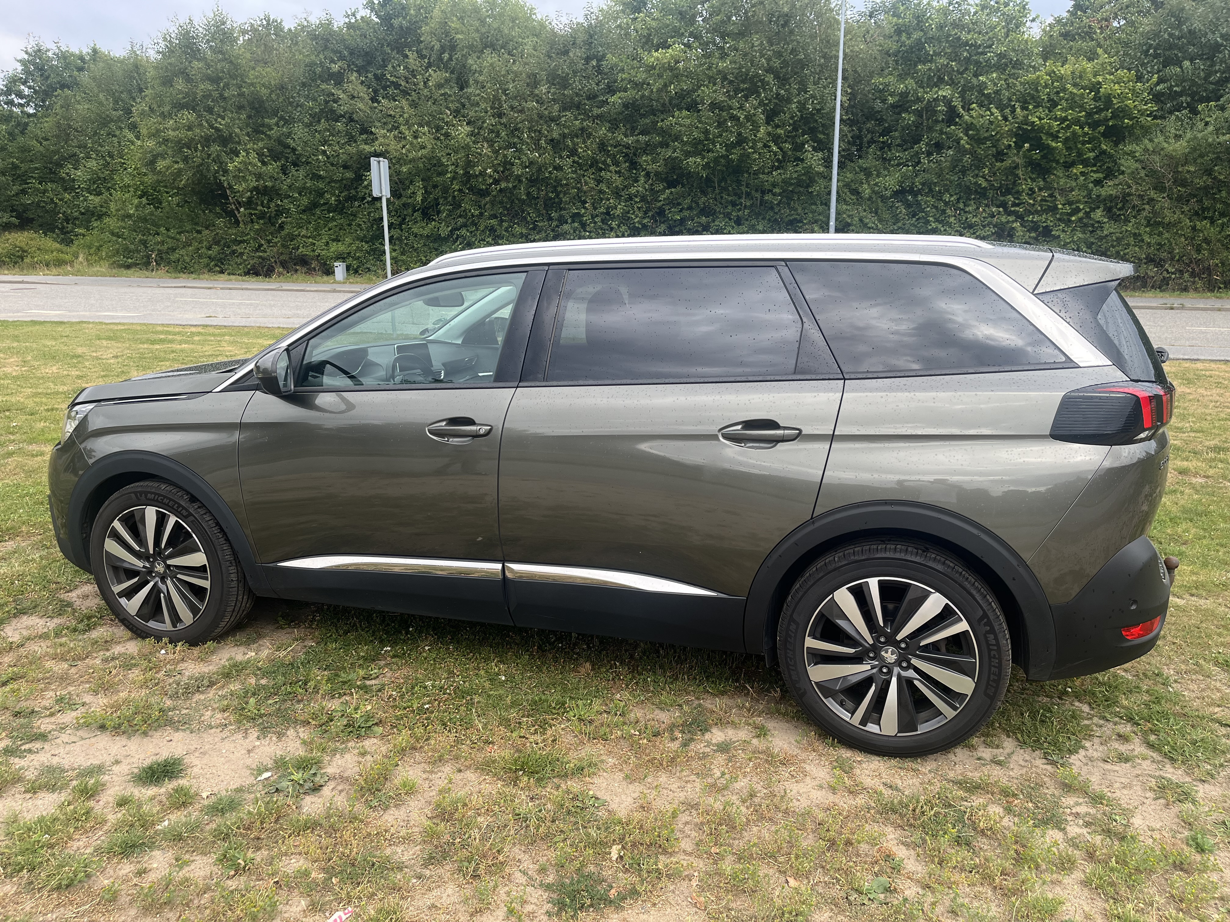Grå Peugeot 5008 fra 2018