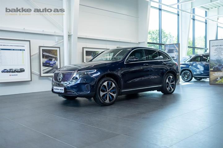 Blå Mercedes EQC 400 fra 2023 set udefra