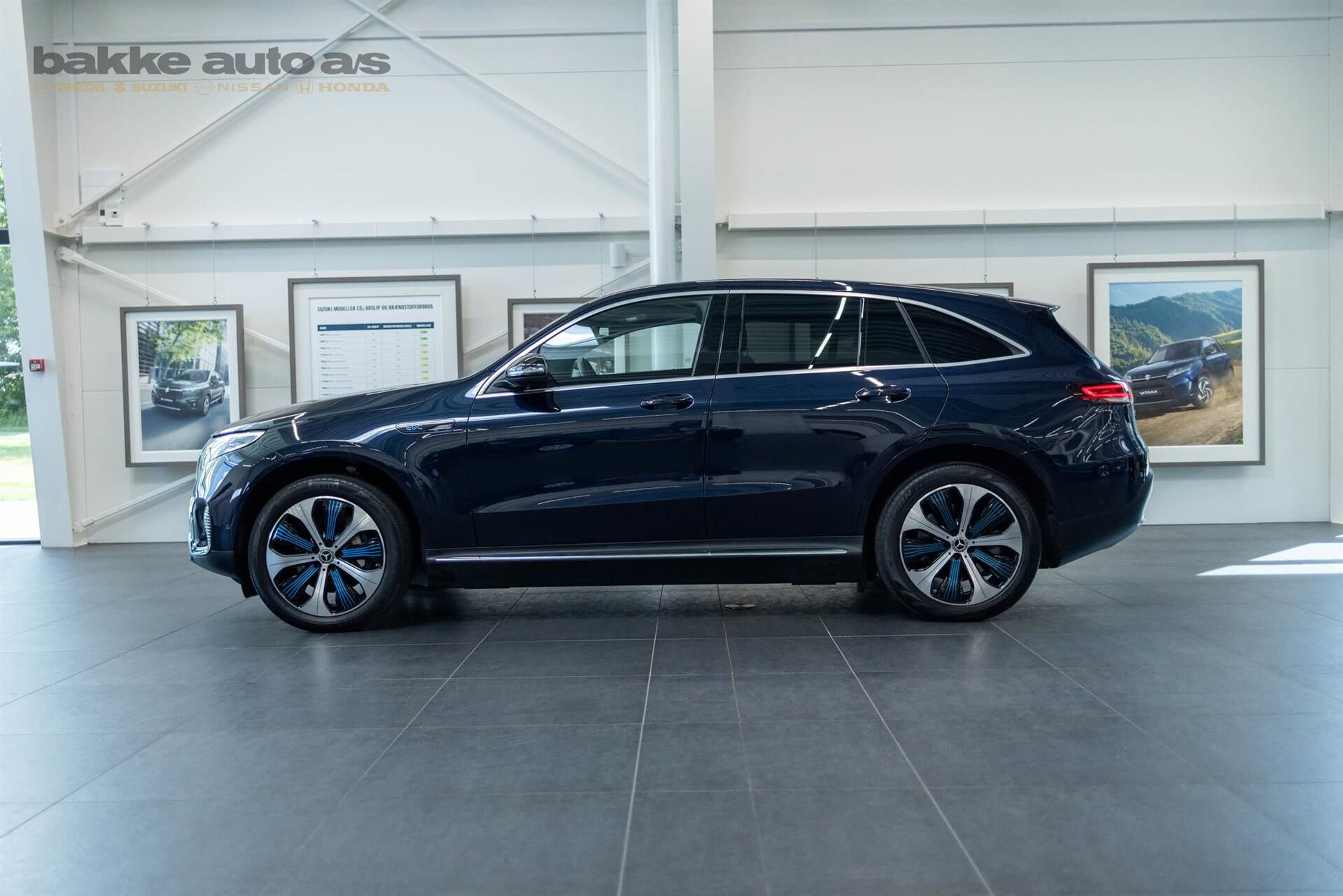 Blå Mercedes EQC 400 fra 2023
