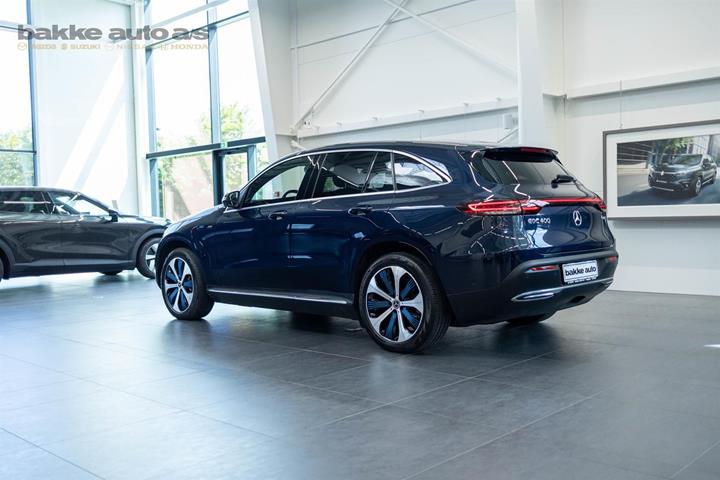 Blå Mercedes EQC 400 fra 2023