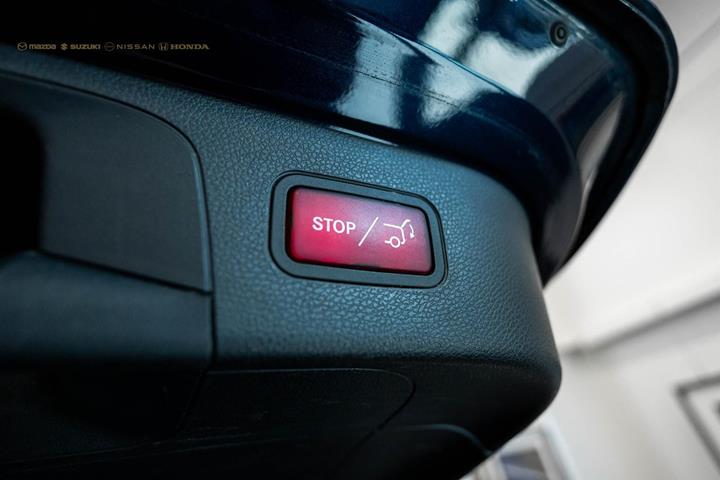 Blå Mercedes EQC 400 fra 2023