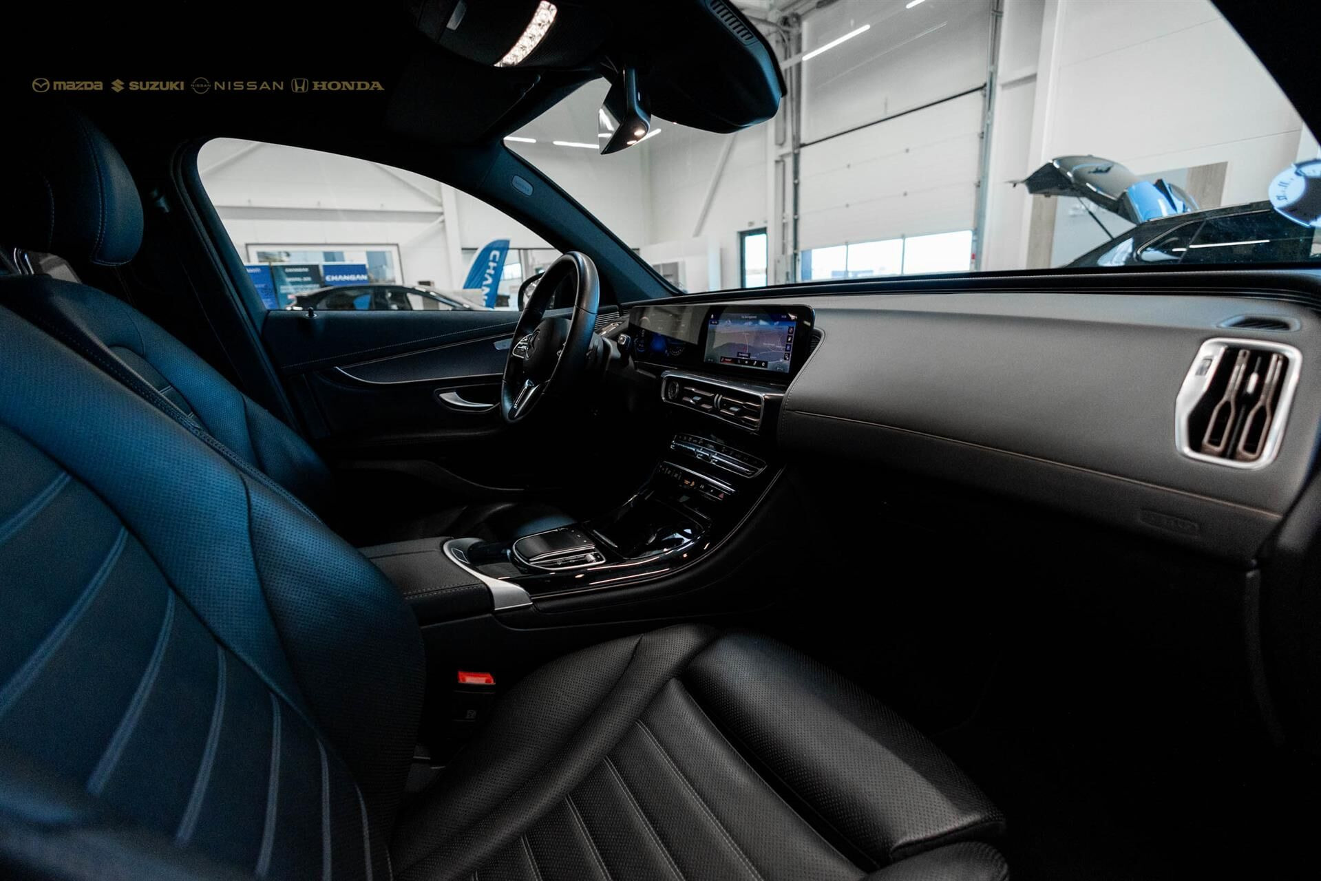 Blå Mercedes EQC 400 fra 2023