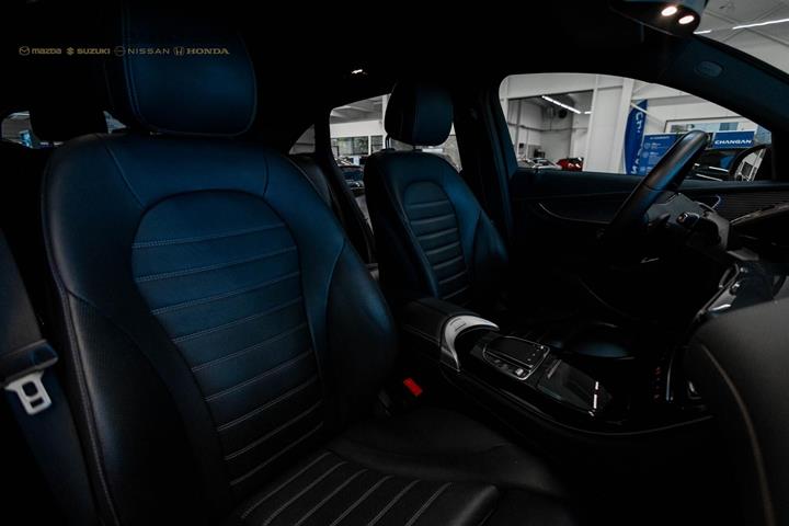 Blå Mercedes EQC 400 fra 2023
