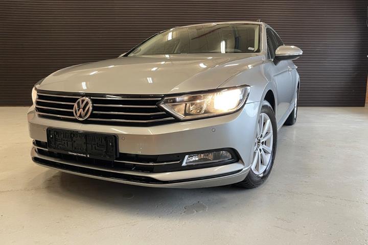 Beige VW Passat fra 2016