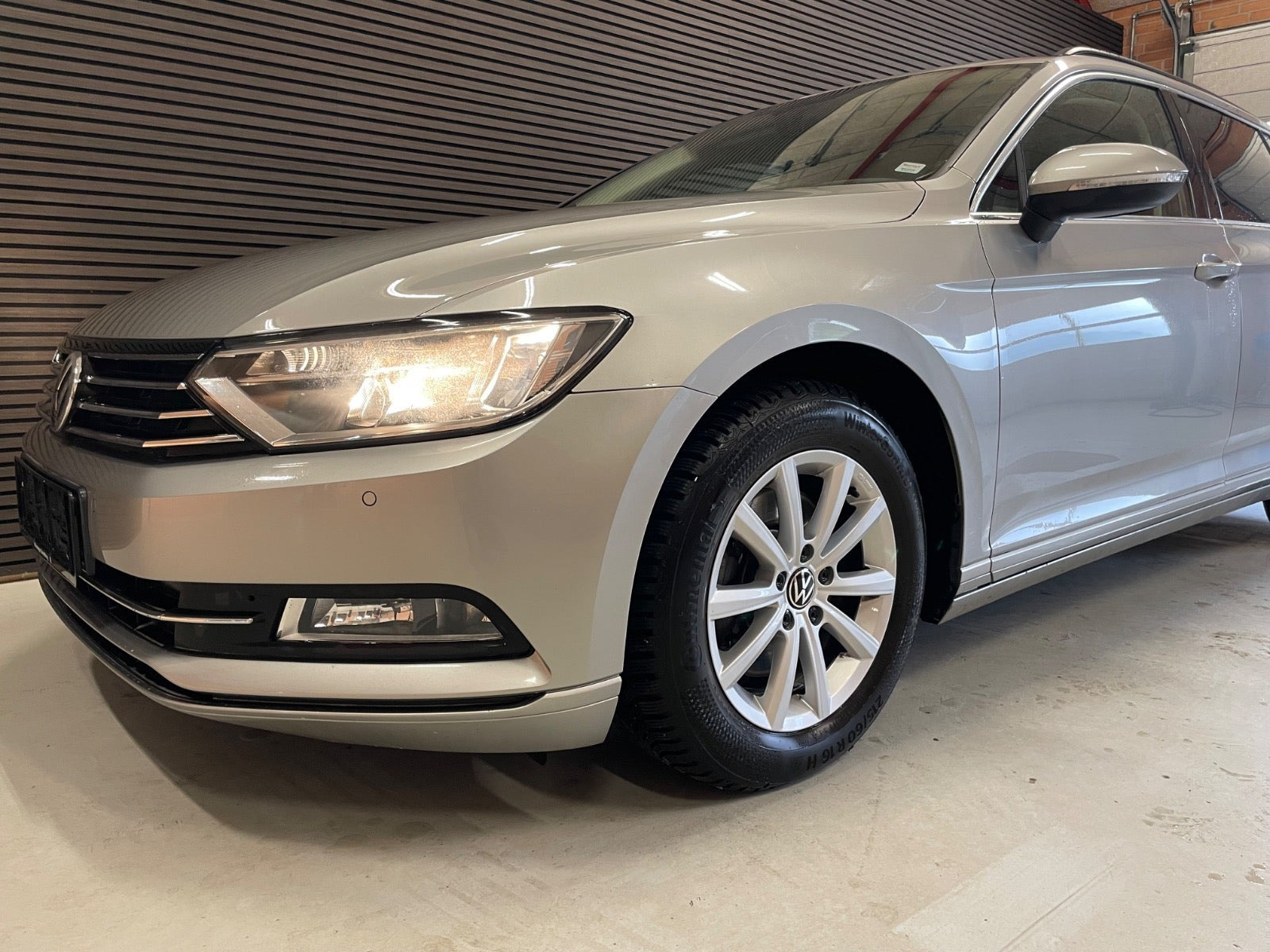 Beige VW Passat fra 2016