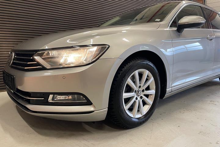 Beige VW Passat fra 2016