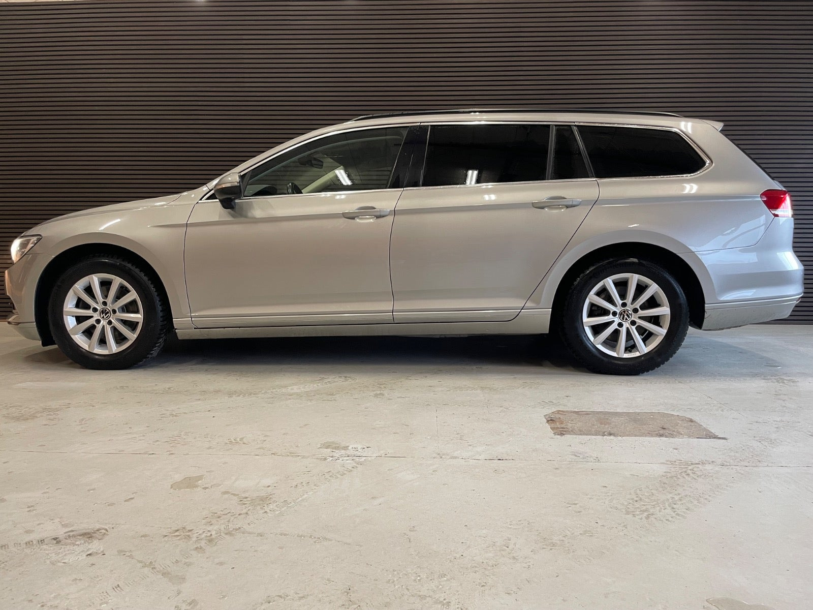 Beige VW Passat fra 2016