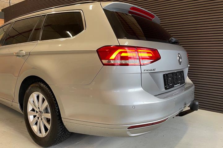Beige VW Passat fra 2016