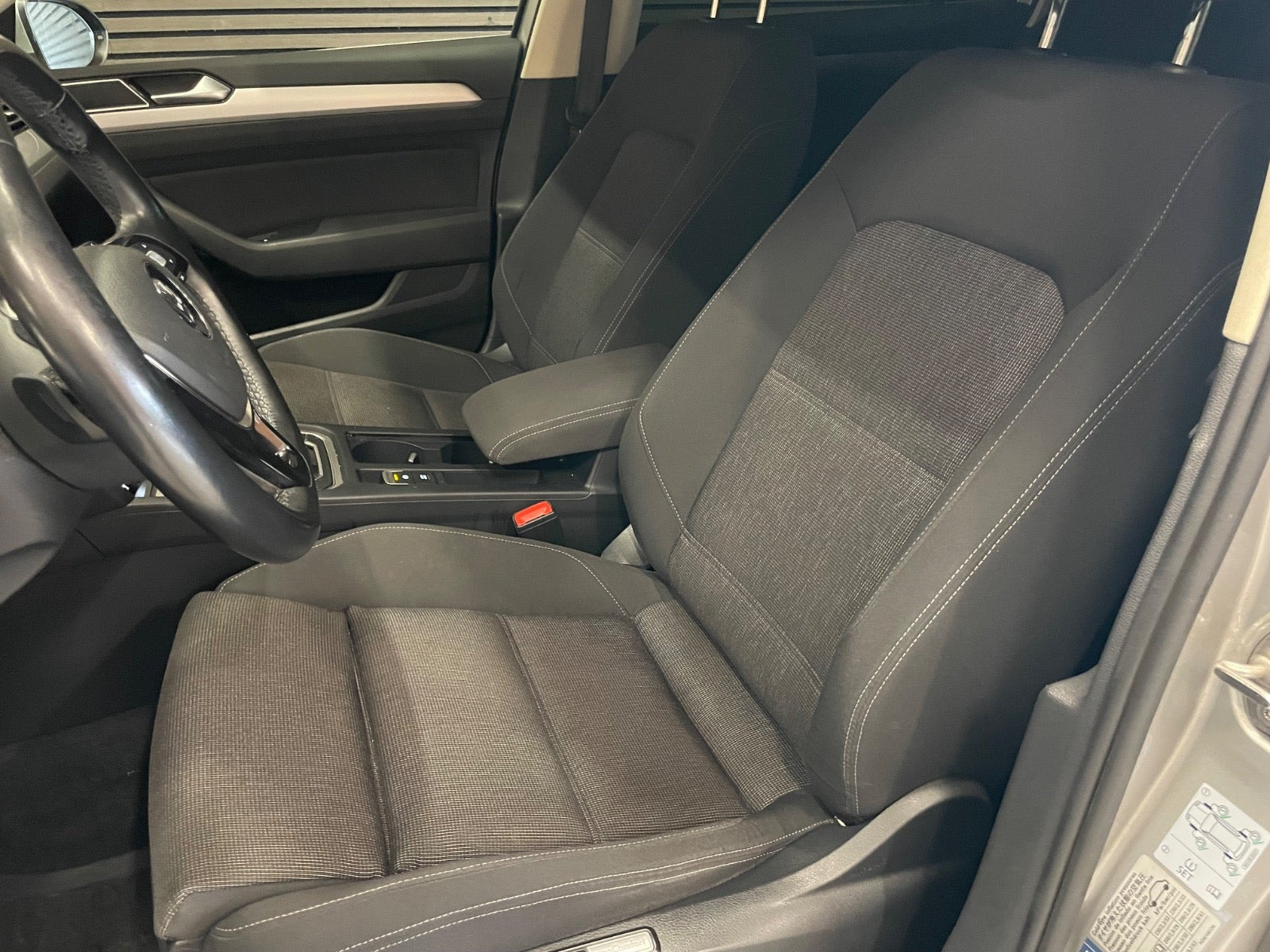 Beige VW Passat fra 2016