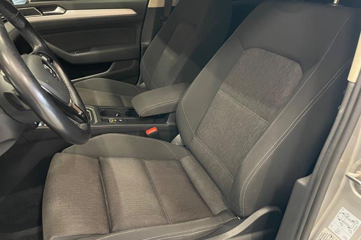 Beige VW Passat fra 2016