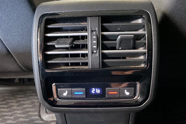 Beige VW Passat fra 2016