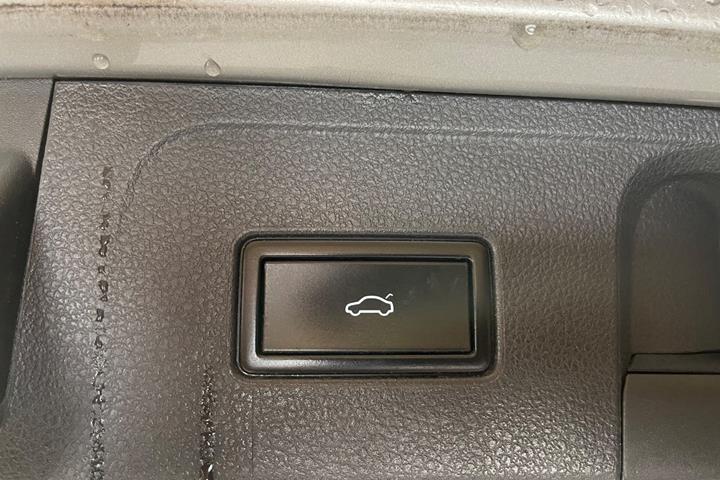 Beige VW Passat fra 2016