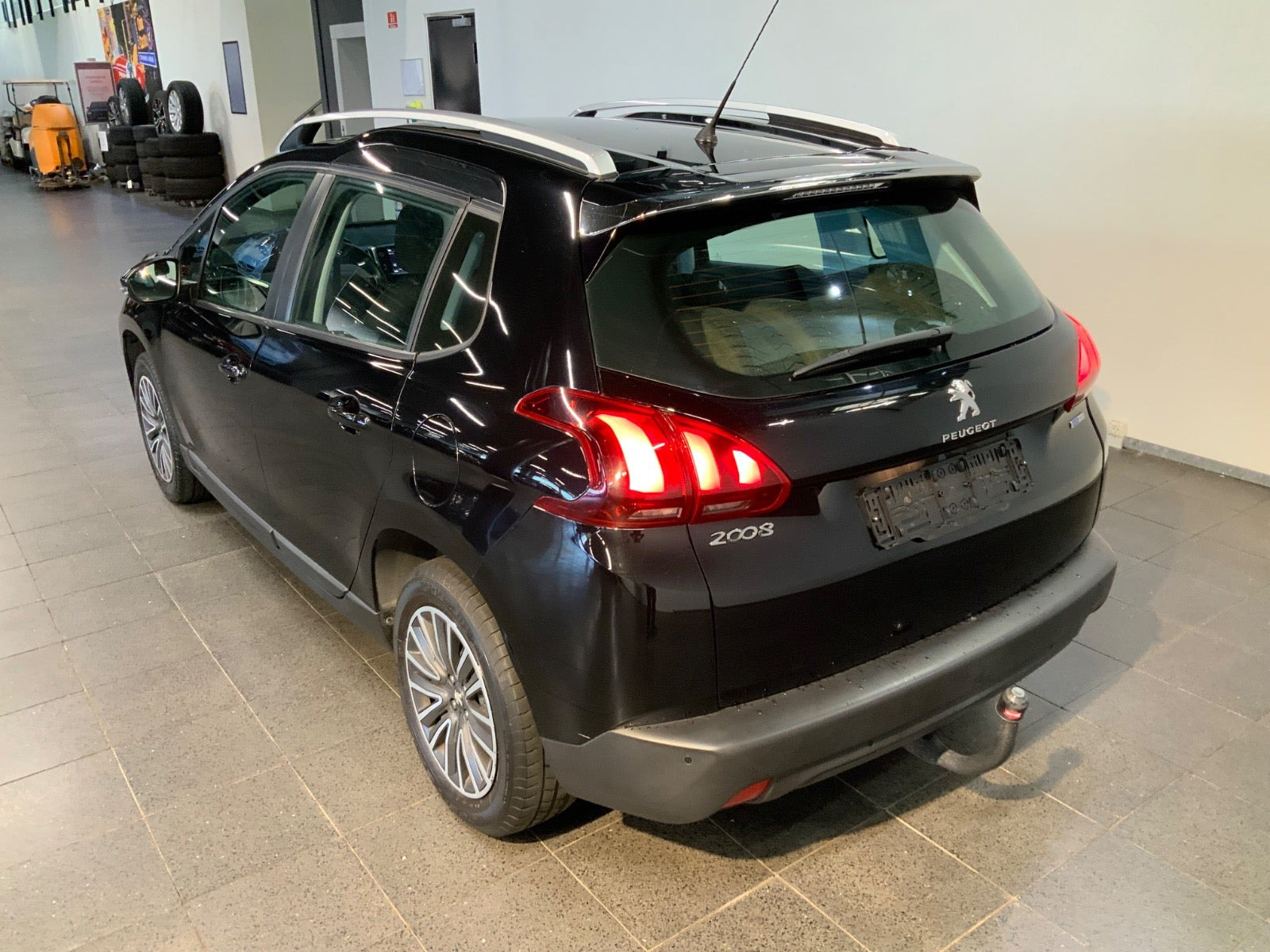 Sort Peugeot 2008 fra 2018