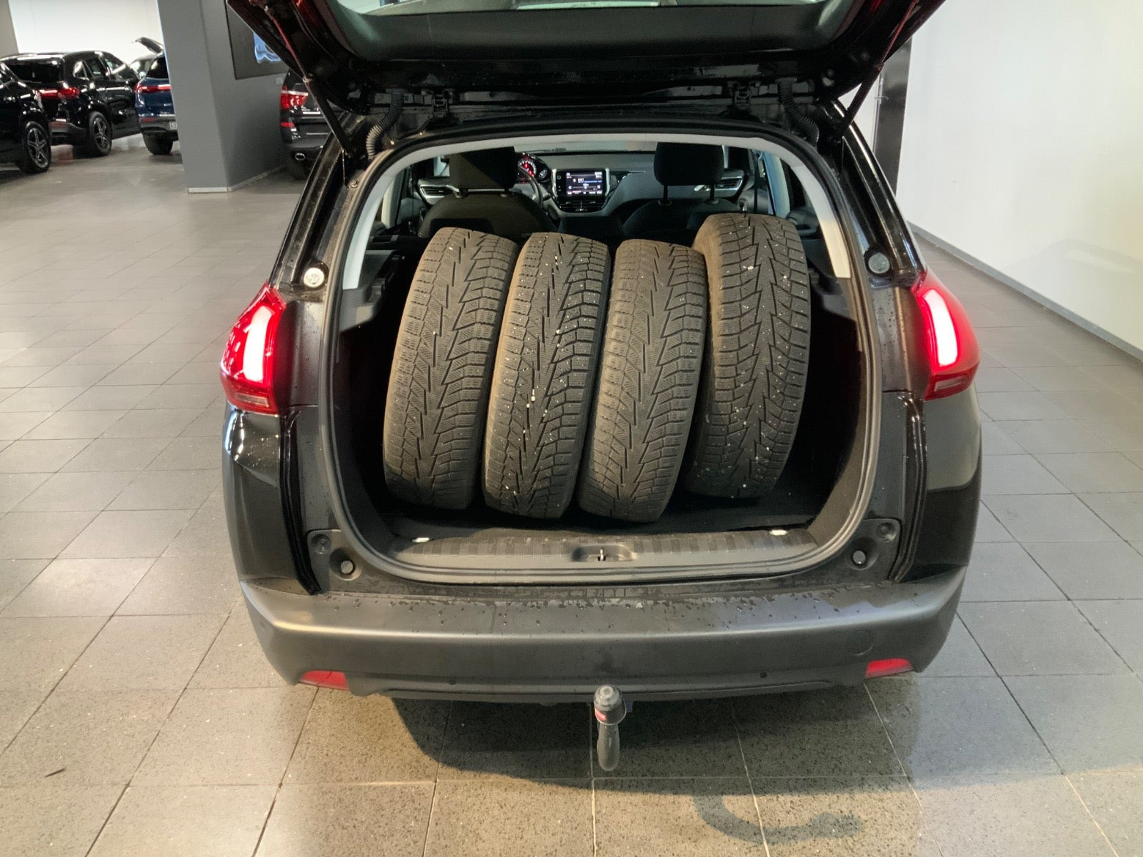 Sort Peugeot 2008 fra 2018