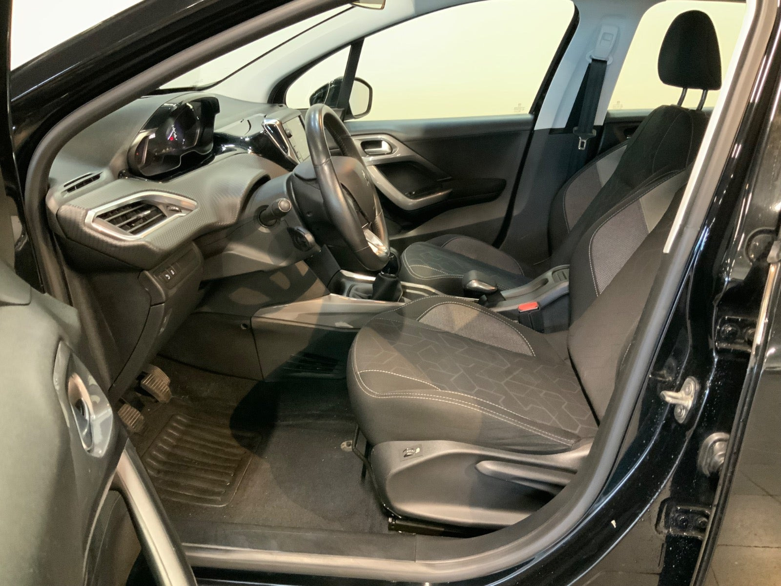 Sort Peugeot 2008 fra 2018