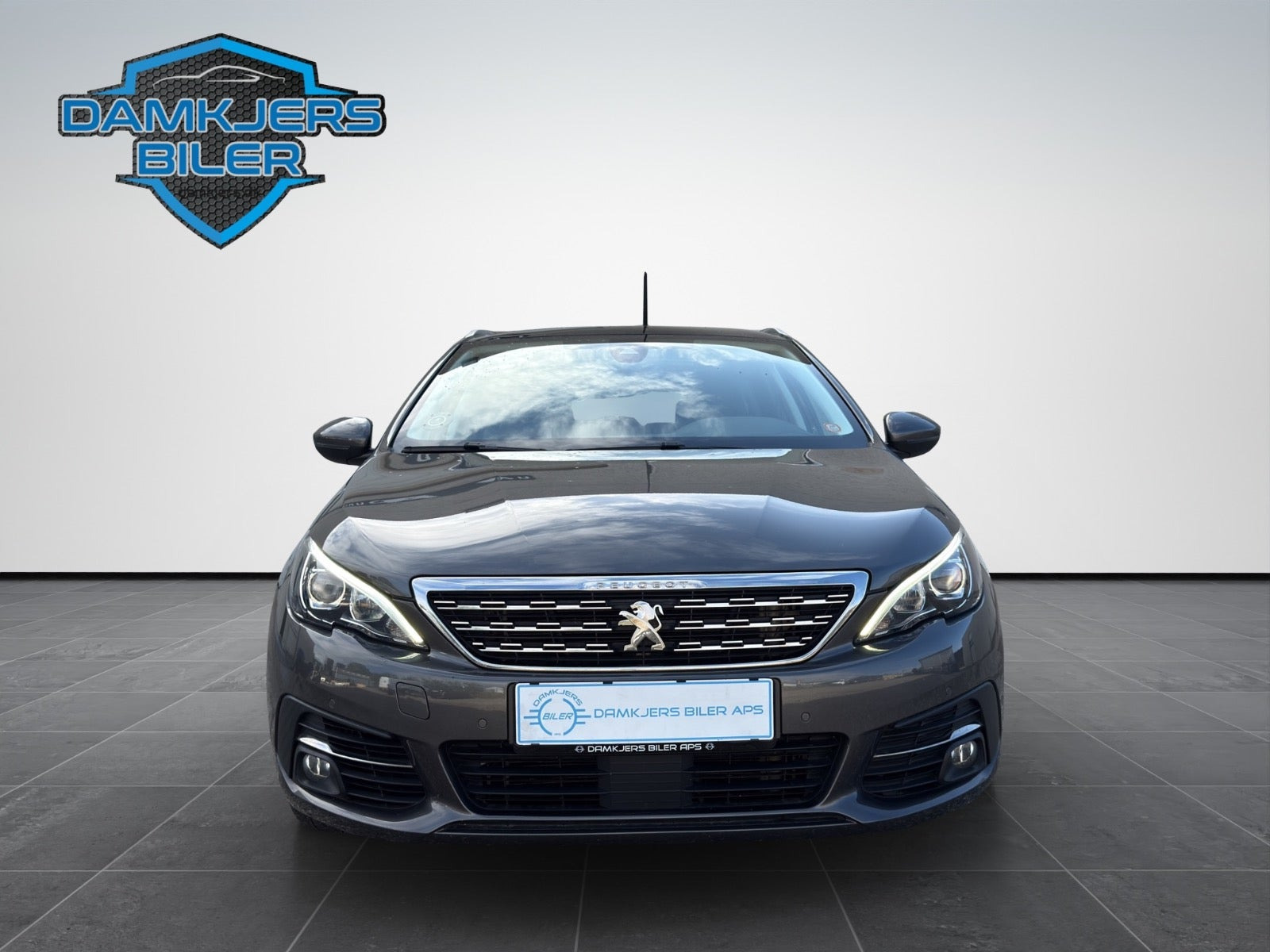 Grå Peugeot 308 fra 2019