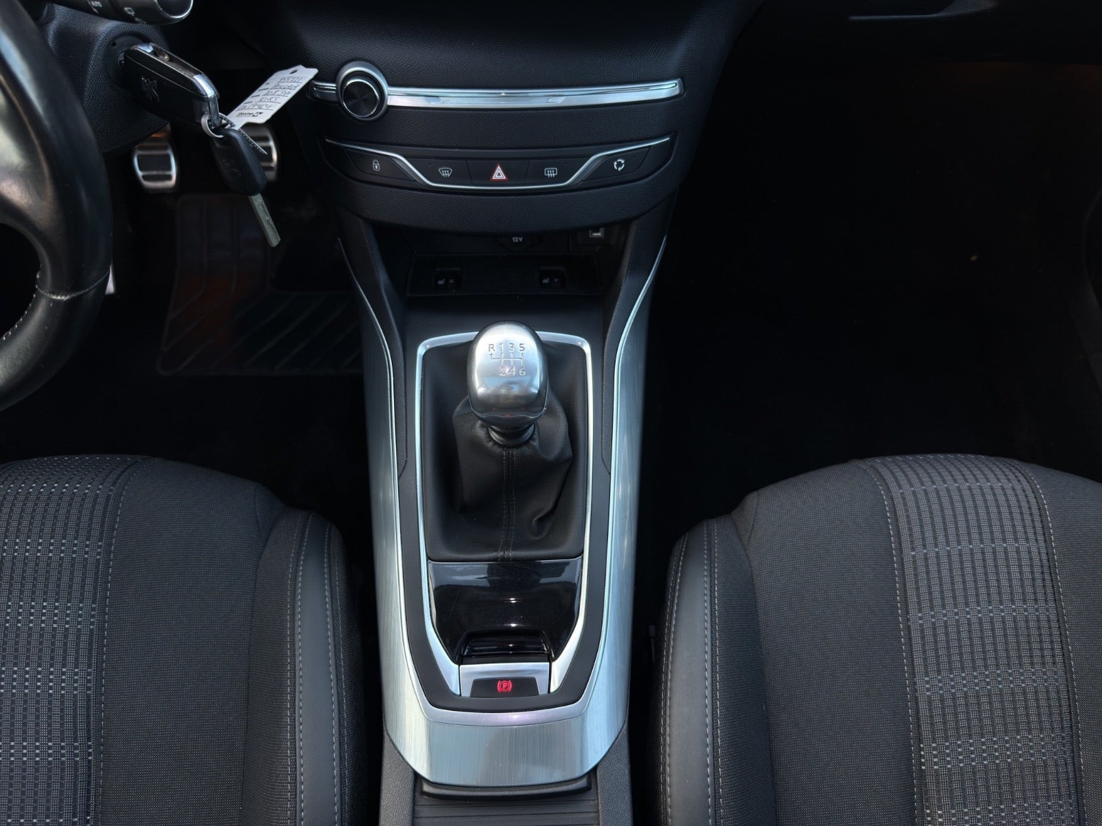 Grå Peugeot 308 fra 2019