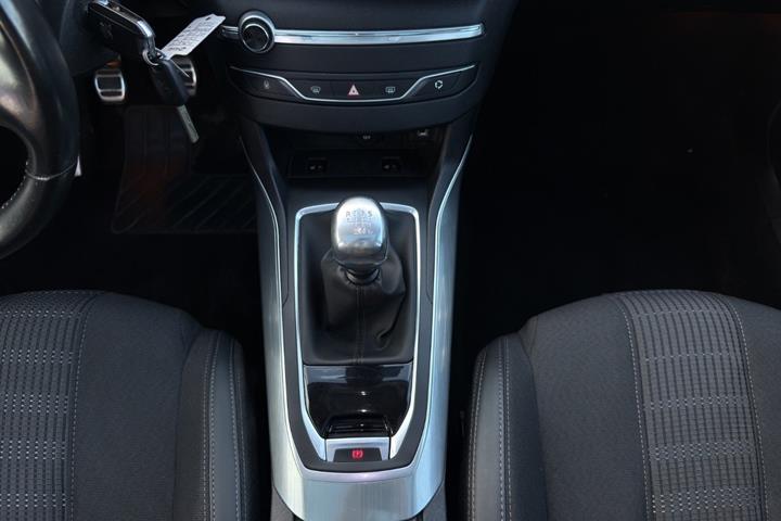 Grå Peugeot 308 fra 2019