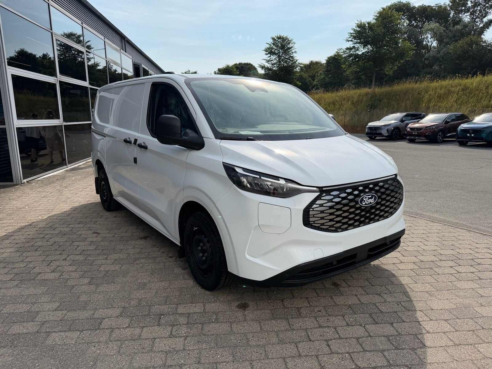 Hvid Ford E-Transit Custom 320 L1 fra 2026