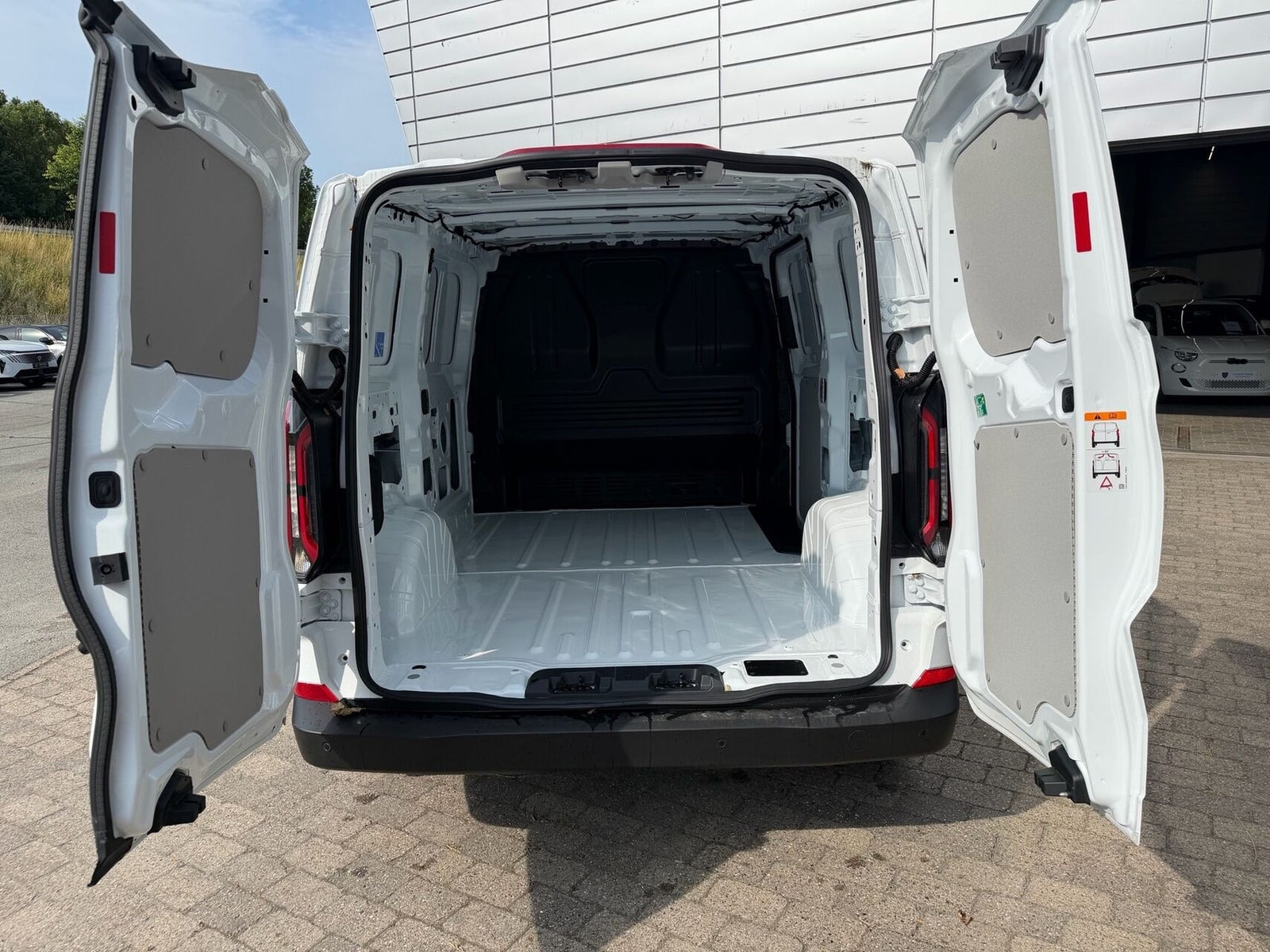 Hvid Ford E-Transit Custom 320 L1 fra 2026