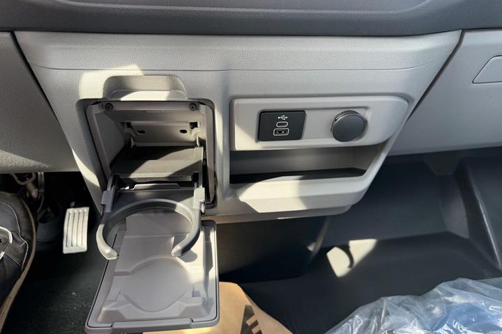 Hvid Ford E-Transit Custom 320 L1 fra 2026