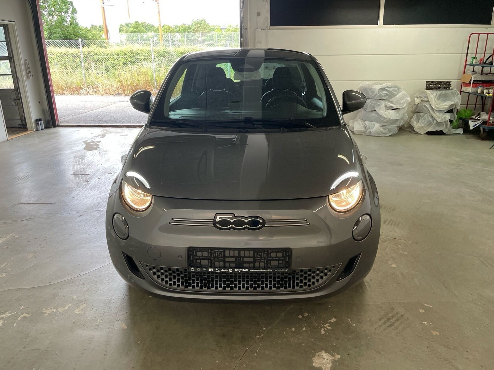Grå Fiat 500e fra 2024