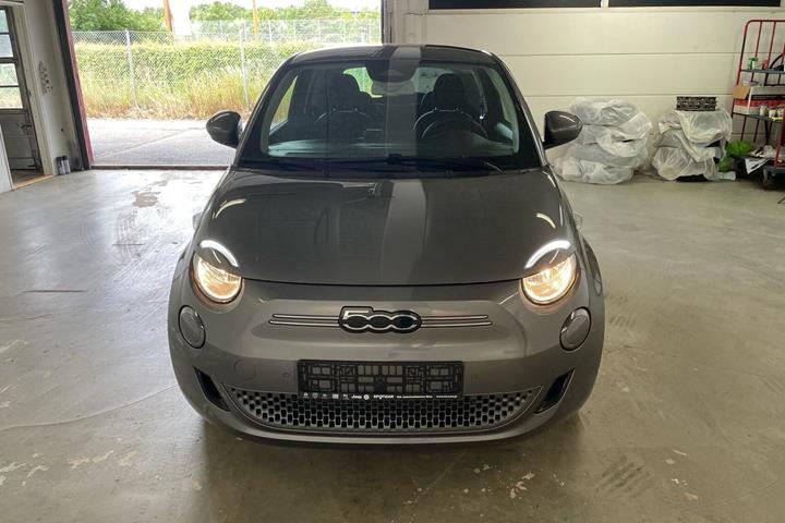 Grå Fiat 500e fra 2024