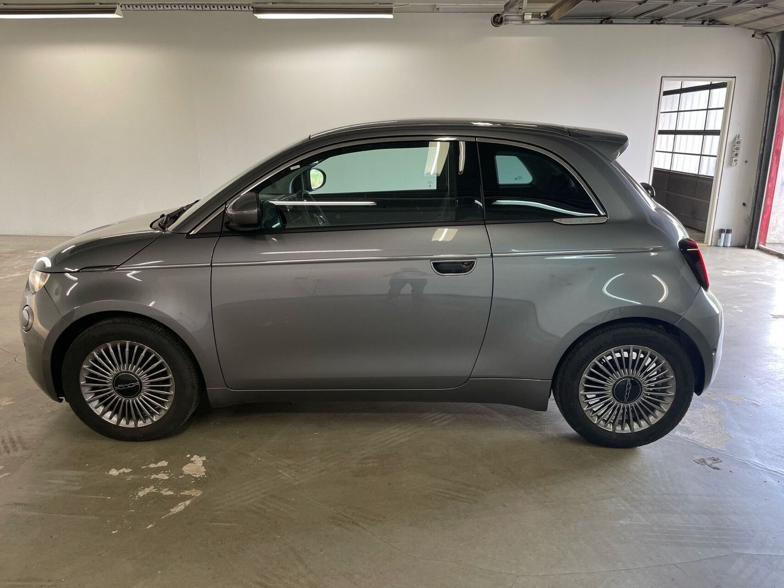 Grå Fiat 500e fra 2024