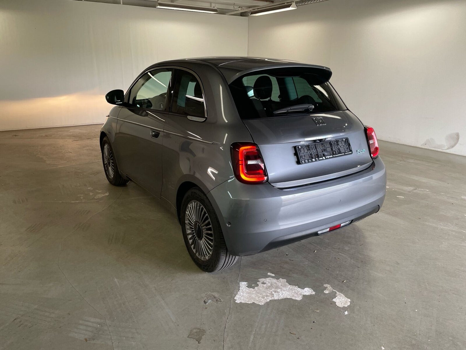 Grå Fiat 500e fra 2024