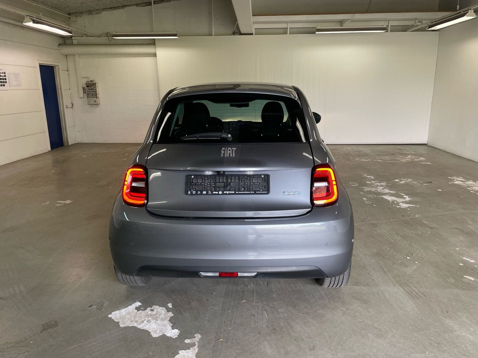 Grå Fiat 500e fra 2024